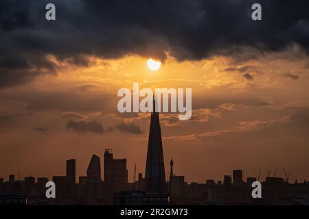 Londres, Royaume-Uni. 19th mai 2023. Météo au Royaume-Uni : coucher de soleil spectaculaire sur le gratte-ciel de Shard. Credit: Guy Corbishley/Alamy Live News Banque D'Images