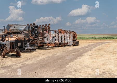 Vue des destructions d'équipements agricoles de la ferme Pershe Travnia du village Velyka Oleksandrivka de la région de Kherson vu sur 19 mai 2023 après la libération de l'invasion russe Banque D'Images