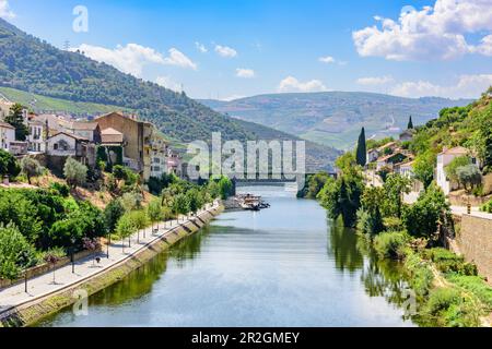 Ponts sur le fleuve Pinhao à Pinhao dans la région viticole d'Alto Douro, Portugal Banque D'Images