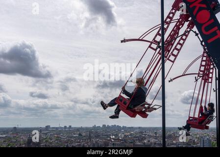 Les touristes se balancent sur la Tour A'DAM, A'DAM LOOKOUT, District Noord, Amsterdam, Hollande du Nord, Pays-Bas Banque D'Images