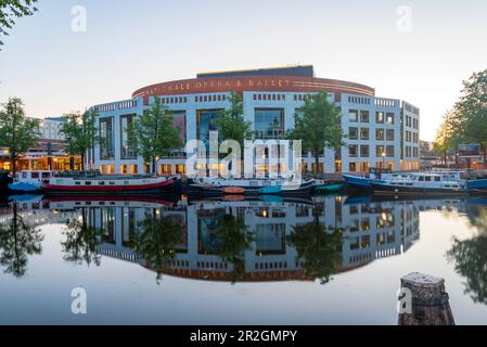 Muziektheater, Opéra national néerlandais, rivière Amstel, Amsterdam, pays-Bas du Nord, Pays-Bas Banque D'Images