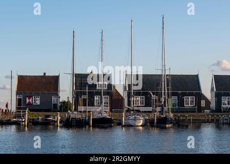 Maisons en bois caractéristiques, bateaux à voile, port, péninsule de Marken, près d'Amsterdam, Hollande du Nord, pays-Bas Banque D'Images