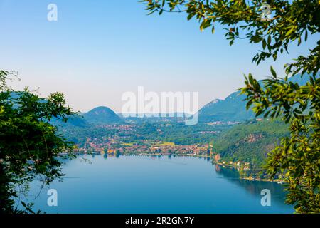 Vue sur la montagne de la Suisse à l'Italie ville de Porto Ceresio et lac de Lugano à Morcote, Tessin, Suisse. Banque D'Images