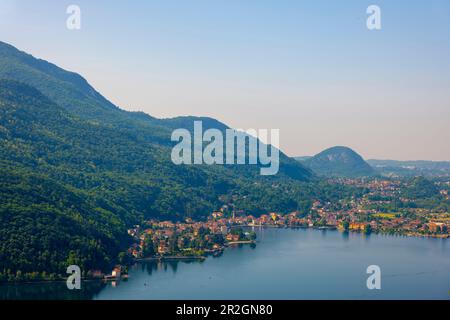 Vue aérienne avec vue sur la montagne sur le lac de Lugano à Porto Ceresio, Lombardie, Italie. Banque D'Images