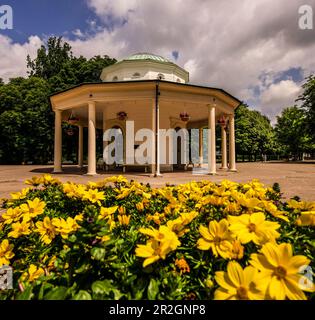 Fontaine temple dans les jardins de la station thermale de Bad Meinberg, Rhénanie-du-Nord-Westphalie, Allemagne Banque D'Images