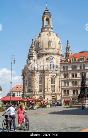 Journée ensoleillée à Neumarkt à Dresde avec Frauenkirche en arrière-plan. Banque D'Images