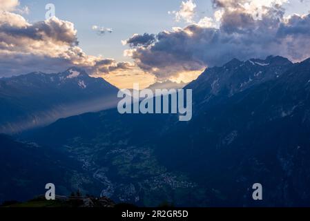 Coucher de soleil dans les Alpes, vue du Mont Venet, sentier de randonnée européen longue distance E5, traversée des Alpes, Zams, Tyrol, Autriche Banque D'Images