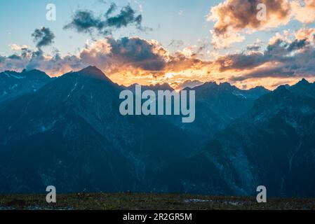 Coucher de soleil dans les Alpes, vue de la station de montagne Venet, E5 European long-distance randonnée, traversée des Alpes, Zams, Tyrol, Autriche Banque D'Images