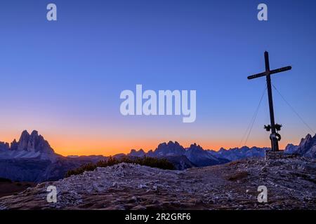 Sommet du Strudelkopf avec vue sur le Drei Zinnen et le Groupe Cristallo à l'aube, Strudelkopf, Dolomites, Dolomites UNESCO World Natural Her Banque D'Images