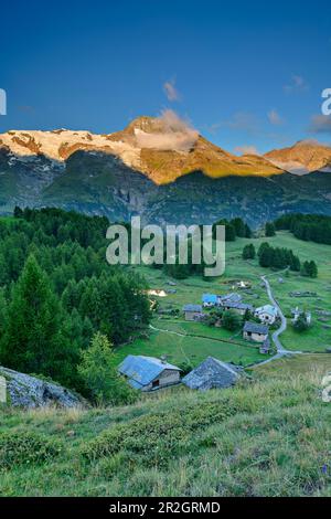 Mont Pourri à Alpenglow avec le Monal village alpin en premier plan, Parc National de la Vanoise, Groupe de Rutor, Alpes Graanes, Savoie, Savoie, France Banque D'Images