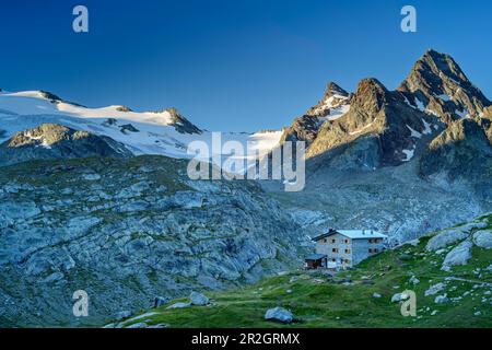 Refuge Rifugio Deffeyes avec Grand Assaly, Groupe de formation, Alpes graciennes, Aoste, Italie Banque D'Images