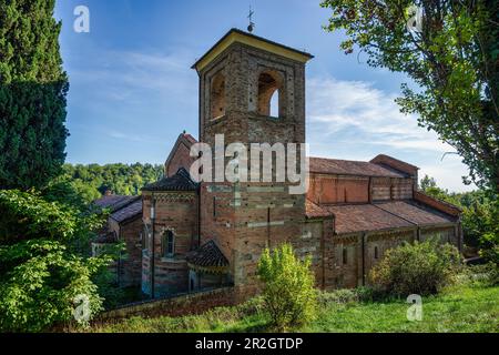 Printemps à la charmante Abbazia di Vezzolano, Piémont, Italie, Europe Banque D'Images