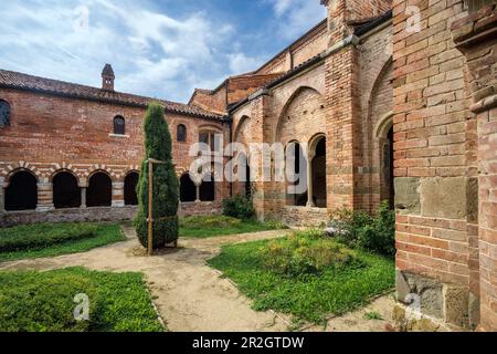 Le charmant cloître de l'Abbazia di Vezzolano, Piémont, Italie, Europe Banque D'Images