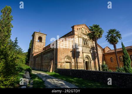 Printemps à la charmante Abbazia di Vezzolano, Piémont, Italie, Europe Banque D'Images