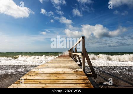 Vue par temps orageux de la jetée de baignade sur la plage de Heiligenhafen à Heiligenhafen, Mer Baltique, Ostholstein, Schleswig-Holstein, Allemagne Banque D'Images