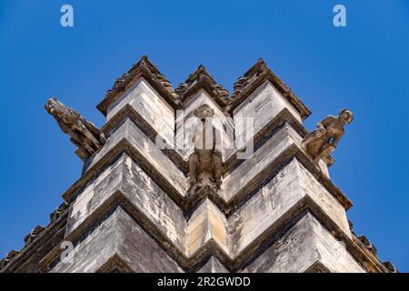 Divers gargouilles ornées sur la façade du monastère de Mosteiro de Alcobaca, Portugal Banque D'Images