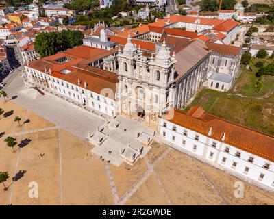 Vue aérienne de l'impressionnant monastère d'Alcobaca, Portugal Banque D'Images