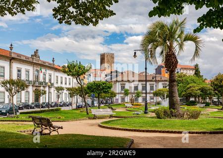 Vue sur le Jardim da Republica et Castelo de Lamego dans la petite ville de Lamego dans la région viticole de l'Alto Douro, Portugal Banque D'Images