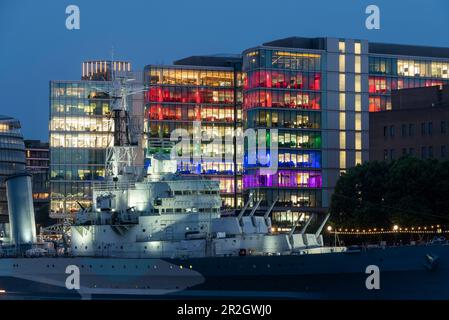 HMS Belfast, navire-musée à Tower Bridge, immeubles de bureaux derrière, Londres, Royaume-Uni Banque D'Images