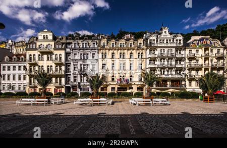 Bâtiments historiques de Cross Street (Vridelny), face à la promenade en face de la fontaine du Moulin Colonnade, Karlovy Vary (Karlovy Vary), Tchèque Banque D'Images