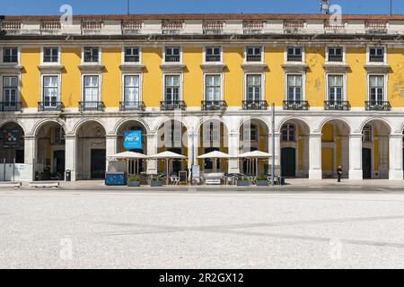 Un restaurant sur la place Praça do Comércio (Commerce Plaza) est une grande place face au port dans la capitale du Portugal, Lisbonne Banque D'Images