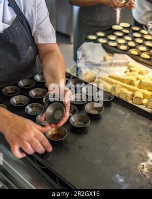 La fabrication de Pasteis de Nata, tartes portugaises à la crème anglaise Banque D'Images