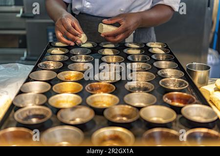 La fabrication de Pasteis de Nata, tartes portugaises à la crème anglaise Banque D'Images