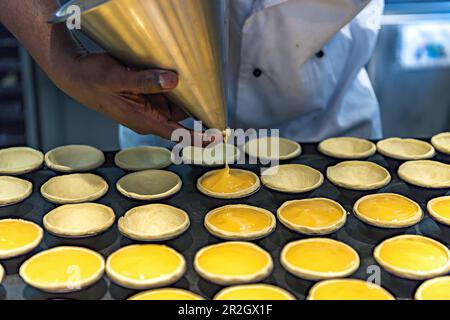 La fabrication de Pasteis de Nata, tartes portugaises à la crème anglaise Banque D'Images