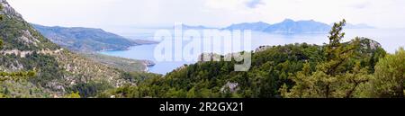 Panorama de la côte ouest avec la baie d'Agios Ioannis et les îles de Fourni, Chrysomilia et Thymena du point de vue d'Agios Nektarios sur la côte ouest de S Banque D'Images