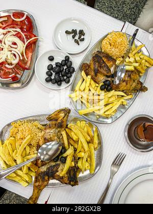 Traditionnel Peri Peri Chicjen Portguese avec riz, frites et salade de tomates Banque D'Images