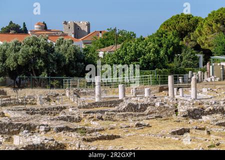 Musée archéologique avec site d'excavation et vue sur la Tour de Lycourgos à Pythagorion sur l'île de Samos en Grèce Banque D'Images