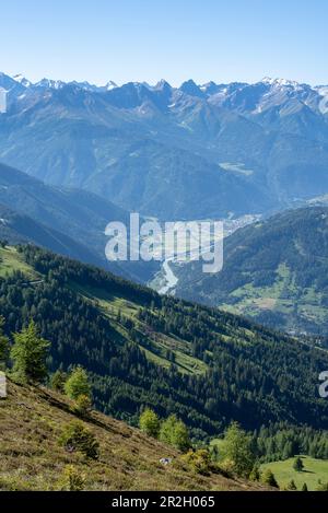 Vue depuis le sentier de randonnée européen longue distance de E5 vers les Alpes, Pitztal, Wenns, Tirol, Autriche Banque D'Images