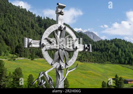 Croix avec edelweiss, cimetière à l'église paroissiale de vent, Alpes, vent, Oetztal, Tyrol, Autriche Banque D'Images