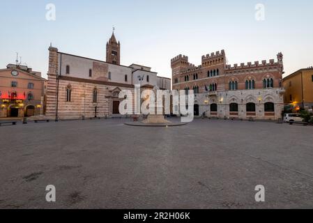 Cathédrale de Grosseto, Cattedrale di San Lorenzo, à droite le Palais provincial, Grosseto, Toscane, Italie Banque D'Images