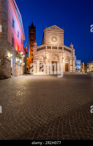 Cathédrale de Grosseto, Cattedrale di San Lorenzo, à gauche, hôtel de ville éclairé, Grosseto, Toscane, Italie Banque D'Images