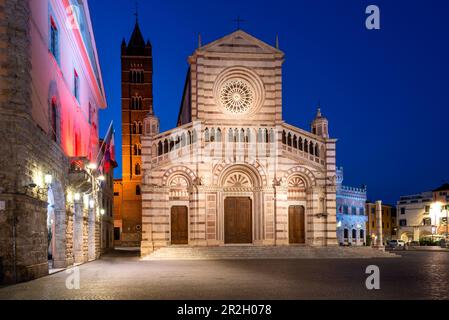 Cathédrale de Grosseto, Cattedrale di San Lorenzo, à gauche, hôtel de ville éclairé, Grosseto, Toscane, Italie Banque D'Images