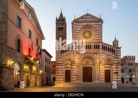 Cathédrale de Grosseto, Cattedrale di San Lorenzo, à gauche, hôtel de ville éclairé, Grosseto, Toscane, Italie Banque D'Images