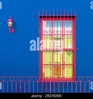 Façade bleue à l'architecture de fenêtres, Bo Kaap, le Cap, Afrique du Sud. Banque D'Images