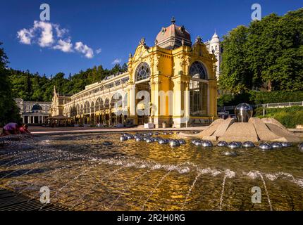 Fontaine de chant près de la colonnade principale à Mariánské Lázne, Mariánské Lázne, République tchèque Banque D'Images