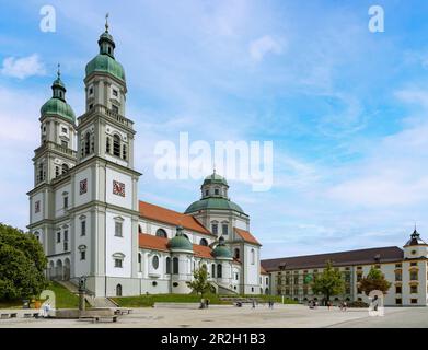 Stiftsplatz avec St. Basilique de Lorenz et Residenz à Kempten im Allgäu en Bavière en Allemagne Banque D'Images