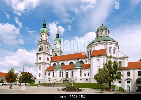 Stiftsplatz avec la basilique St. Lorenz dans Kempten im Allgäu en Bavière en Allemagne Banque D'Images