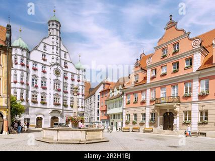 Place du marché avec hôtel de ville et grande guilde à Memmingen dans la Unterallgäu en Bavière en Allemagne Banque D'Images