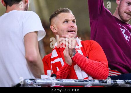 Freiburg im Breisgau, Allemagne. 19th mai 2023. Football: Bundesliga, SC Freiburg - VfL Wolfsburg, Matchday 33, Europa-Park Stadion. Jonathan Schmid de Freiburg applaudit avec les fans après le match et est vu. Crédit : Tom Weller/dpa - REMARQUE IMPORTANTE : Conformément aux exigences de la DFL Deutsche Fußball Liga et de la DFB Deutscher Fußball-Bund, il est interdit d'utiliser ou d'avoir utilisé des photos prises dans le stade et/ou du match sous forme de séquences et/ou de séries de photos de type vidéo./dpa/Alay Live News Banque D'Images