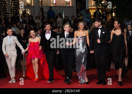 Cannes, France. 19th mai 2023. Laura Ambler, Mia McKenna-Bruce, Shaun Thomas, Molly Manning Walker, Lara Peake, Samuel Bottomley, Enva Lewis assister à la première des filles d'Olfa (quatre filles) dans le cadre du Festival de Cannes 76th à Cannes, France sur 19 mai 2023. Photo d'Aurore Marechal/ABACAPRESS.COM crédit: Abaca Press/Alay Live News Banque D'Images