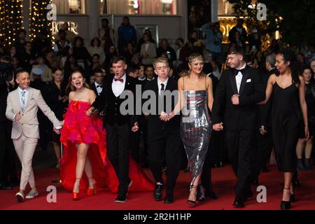 Cannes, France. 19th mai 2023. Laura Ambler, Mia McKenna-Bruce, Shaun Thomas, Molly Manning Walker, Lara Peake, Samuel Bottomley, Enva Lewis assister à la première des filles d'Olfa (quatre filles) dans le cadre du Festival de Cannes 76th à Cannes, France sur 19 mai 2023. Photo d'Aurore Marechal/ABACAPRESS.COM crédit: Abaca Press/Alay Live News Banque D'Images