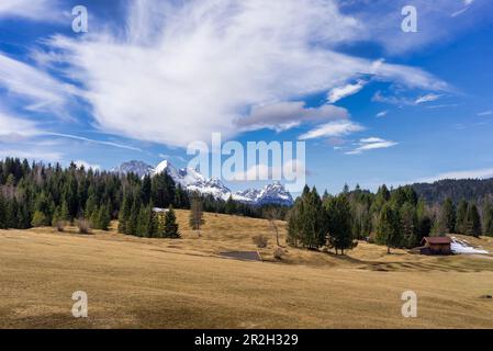 Le pittoresque Buckelwiesen près de Mittenwald au début du printemps, Krün, Bavière, Allemagne Banque D'Images