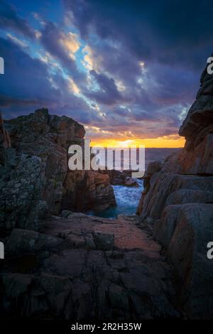 Coucher de soleil en Bretagne à Gouffre, Plougrescant, Côte de granit Rose, Côtes d'Armor, Bretagne, France Banque D'Images