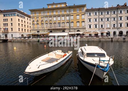 Bateaux sur le Grand Canal, Trieste, Friuli-Venezia Giulia, Italie du Nord, Italie, Europe Banque D'Images