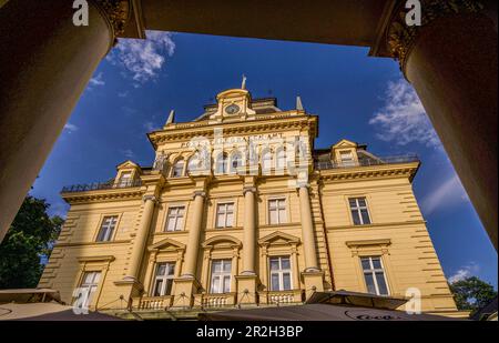 Vue à travers les arcades de la salle des pompes jusqu'au bureau de poste construit en 1895, Bad Ischl, haute-Autriche, Autriche Banque D'Images