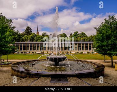 Fontaine et foyer dans le parc thermal avec vue sur la rue Trinity Church dans le centre-ville, Bad Elster, Vogtland, Saxe, Allemagne Banque D'Images